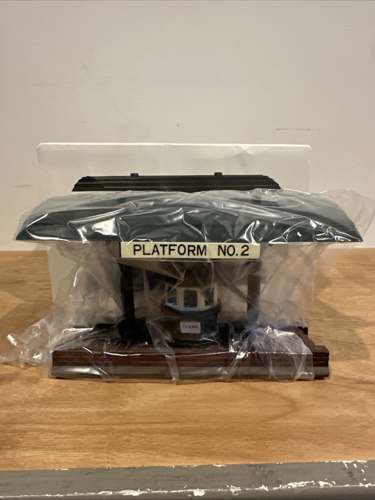 DEPT 56 HERITAGE CHRISTMAS VILLAGE VICTORIA STATION TRAIN PLATFORM NO. 2