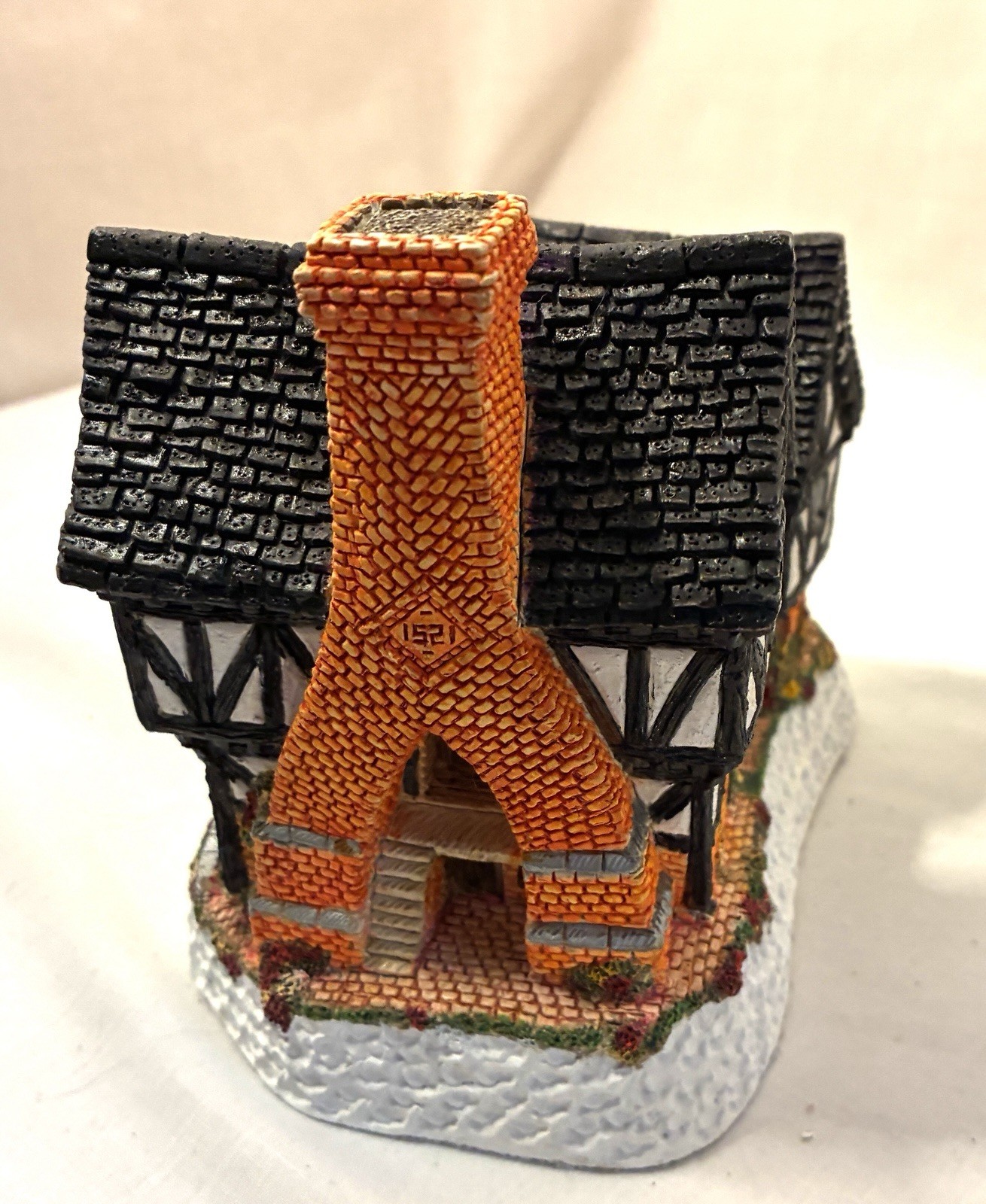 David Winter Tudor Manor House Hand Made & Hand Painted Great Britain 1981