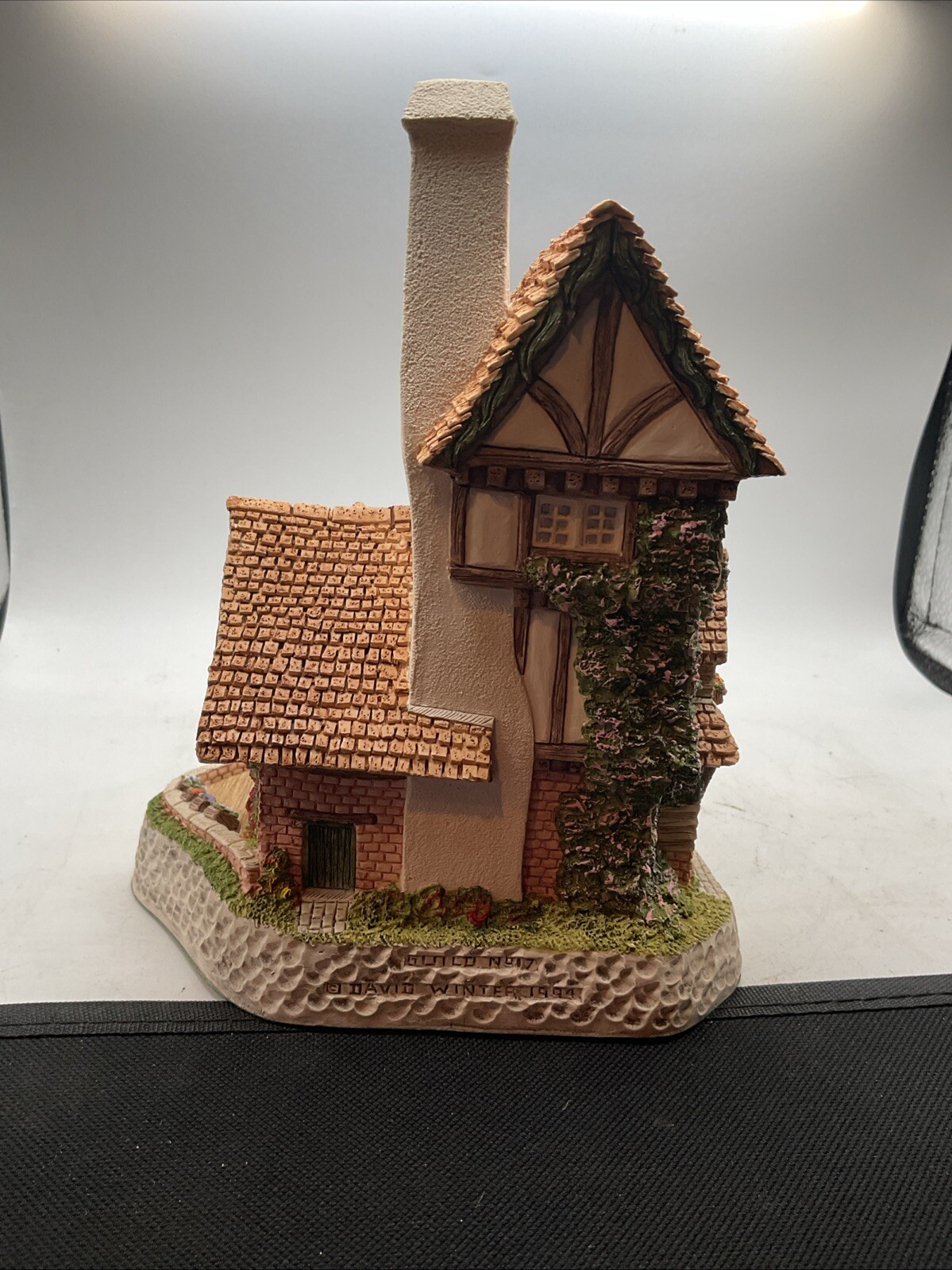 The Flower Shop – 1995 David Winter – Collector’s Piece #17 – Includes Box & COA