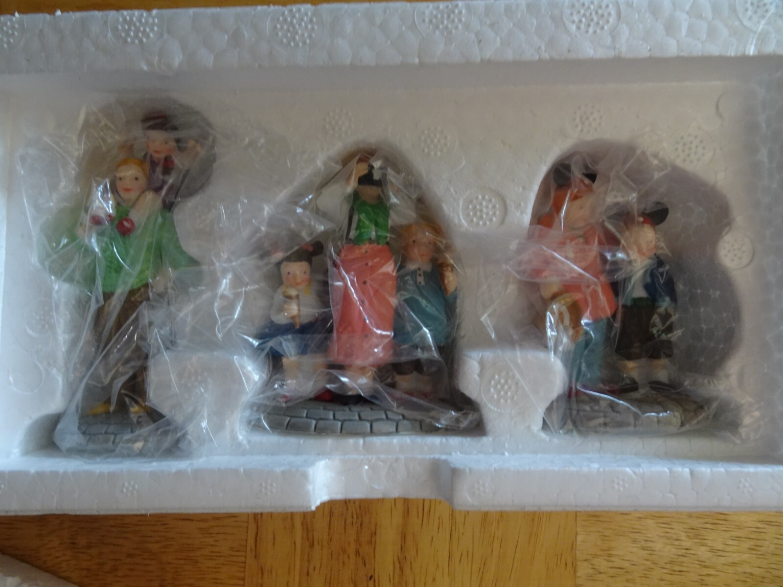 DEPT 56 Disney Parks Village Series Disney Parks Family 53546 1994 NIB