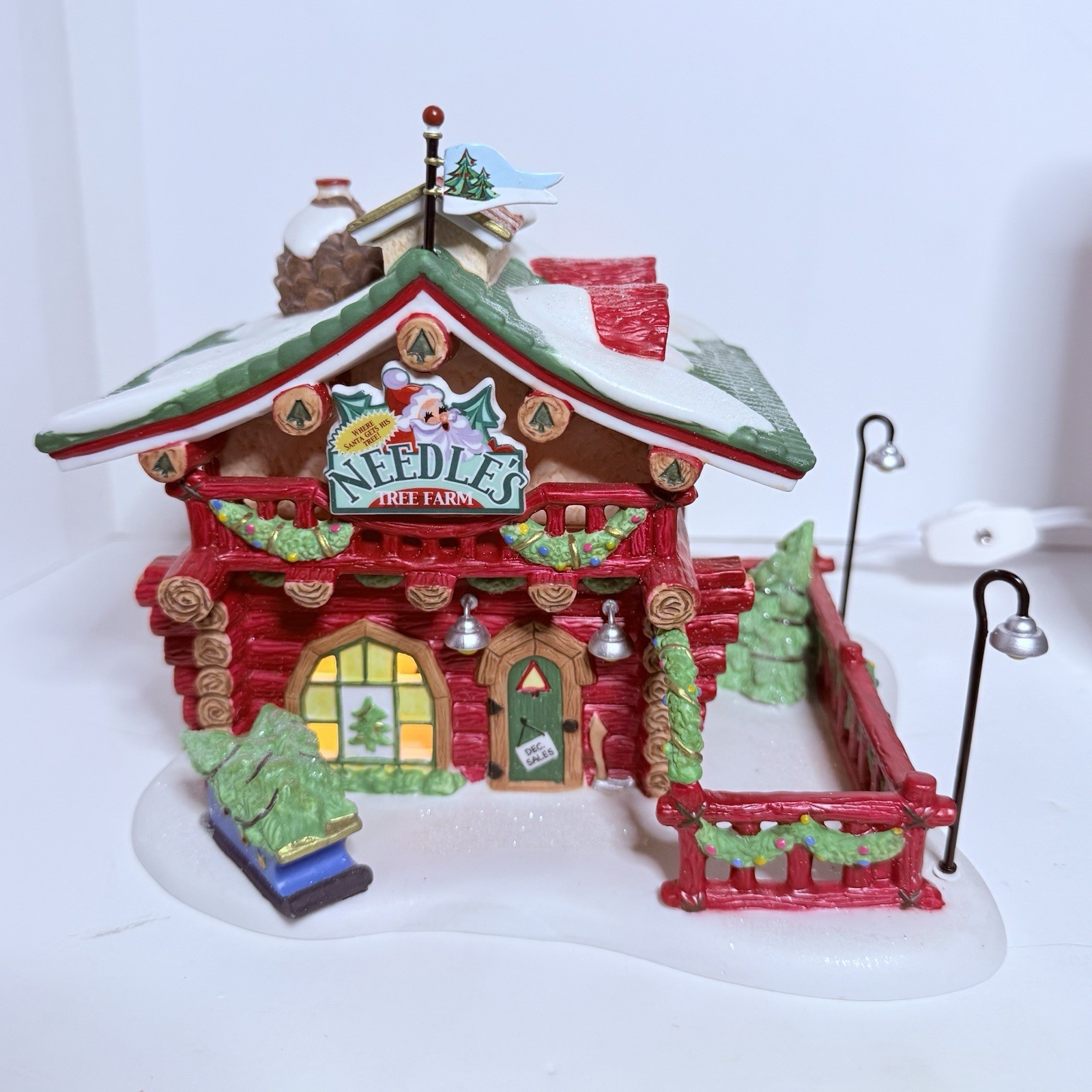🚨 Department 56 “Needles Tree Farm” 56783 North Pole Series Christmas Building