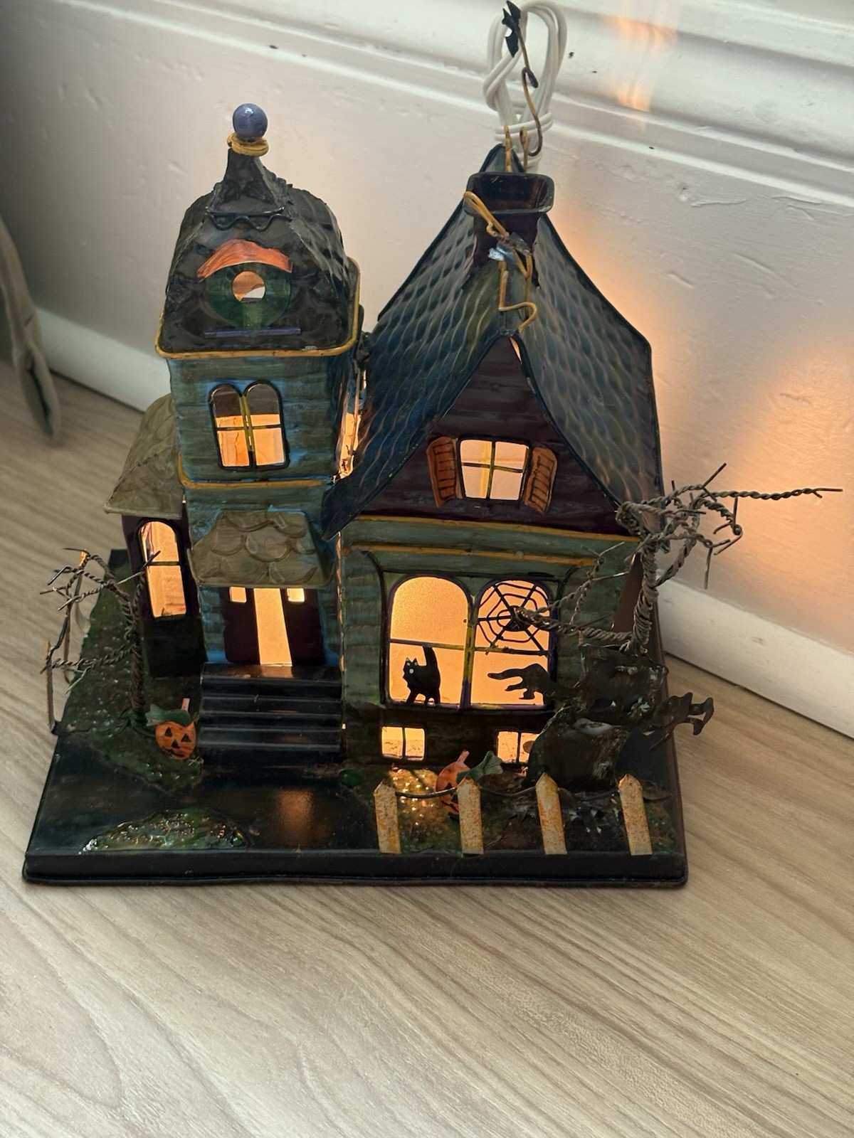 Halloween Haunted House Metal Light Up Decoration – House of Lloyd – Electric
