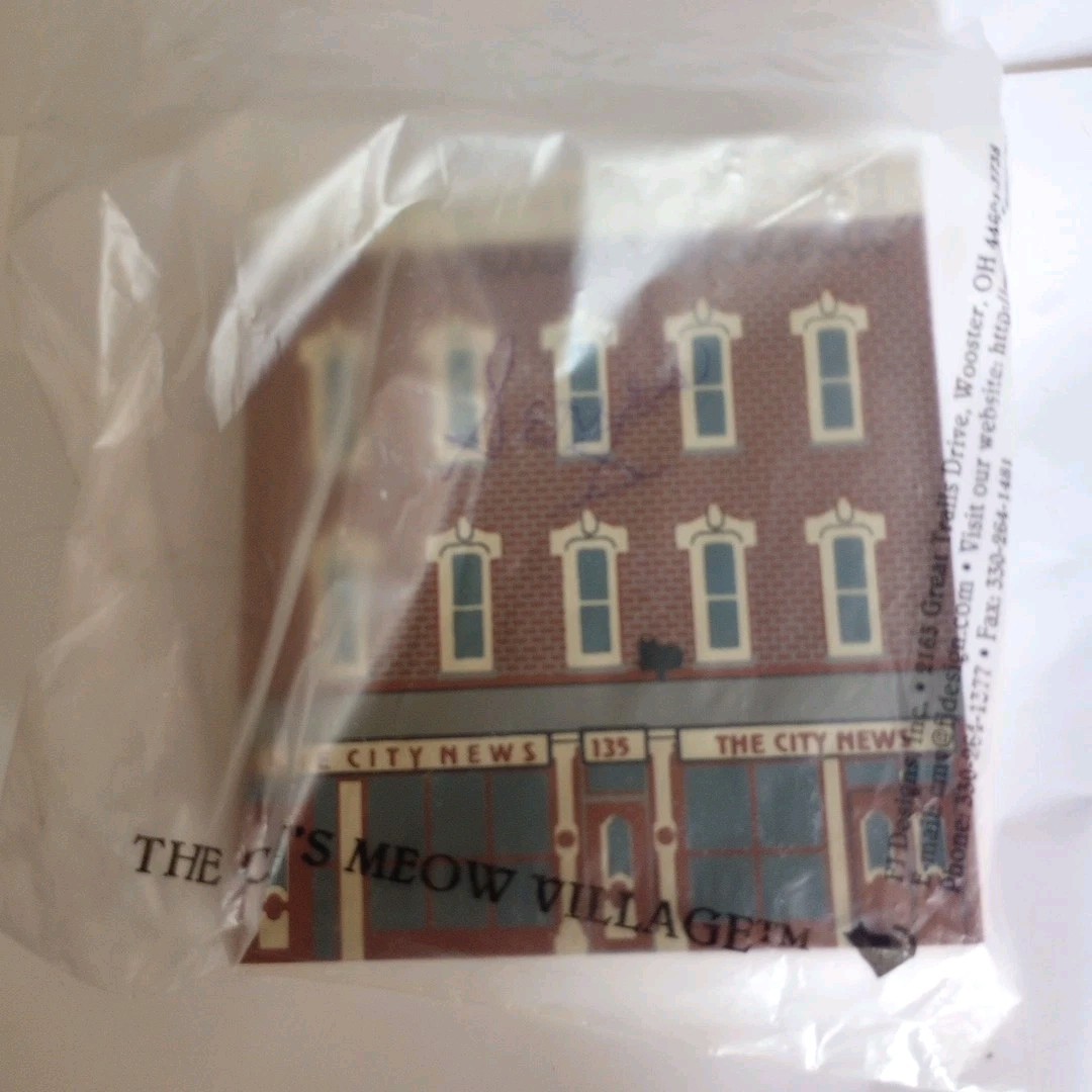 The Cat’s Meow Village 1992 Series 10 – The City News Building Shelf Sitter