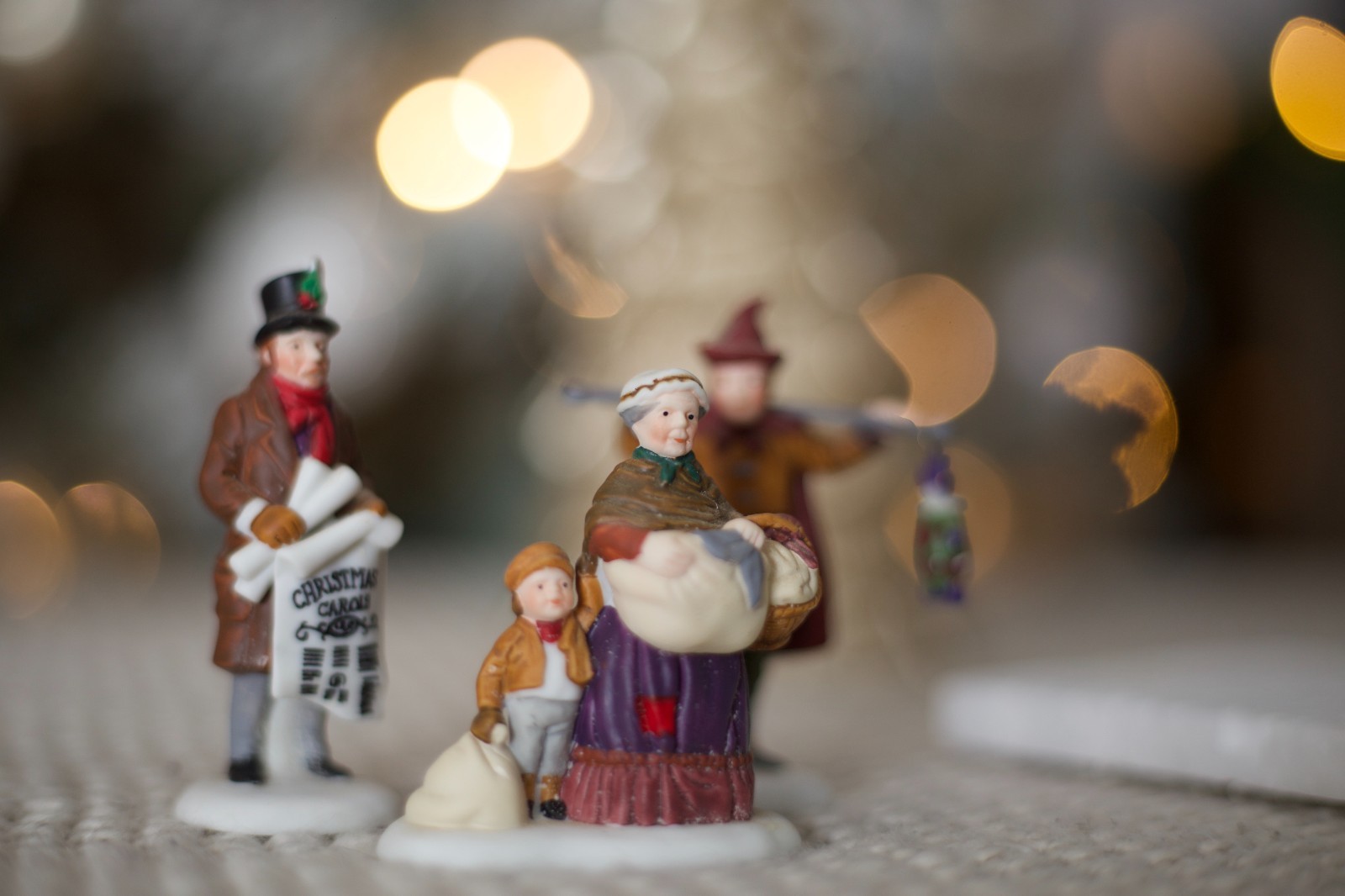 Dept 56 Dickens Village RETIRED Market Lot Bakers Bread Bird Seller (8)