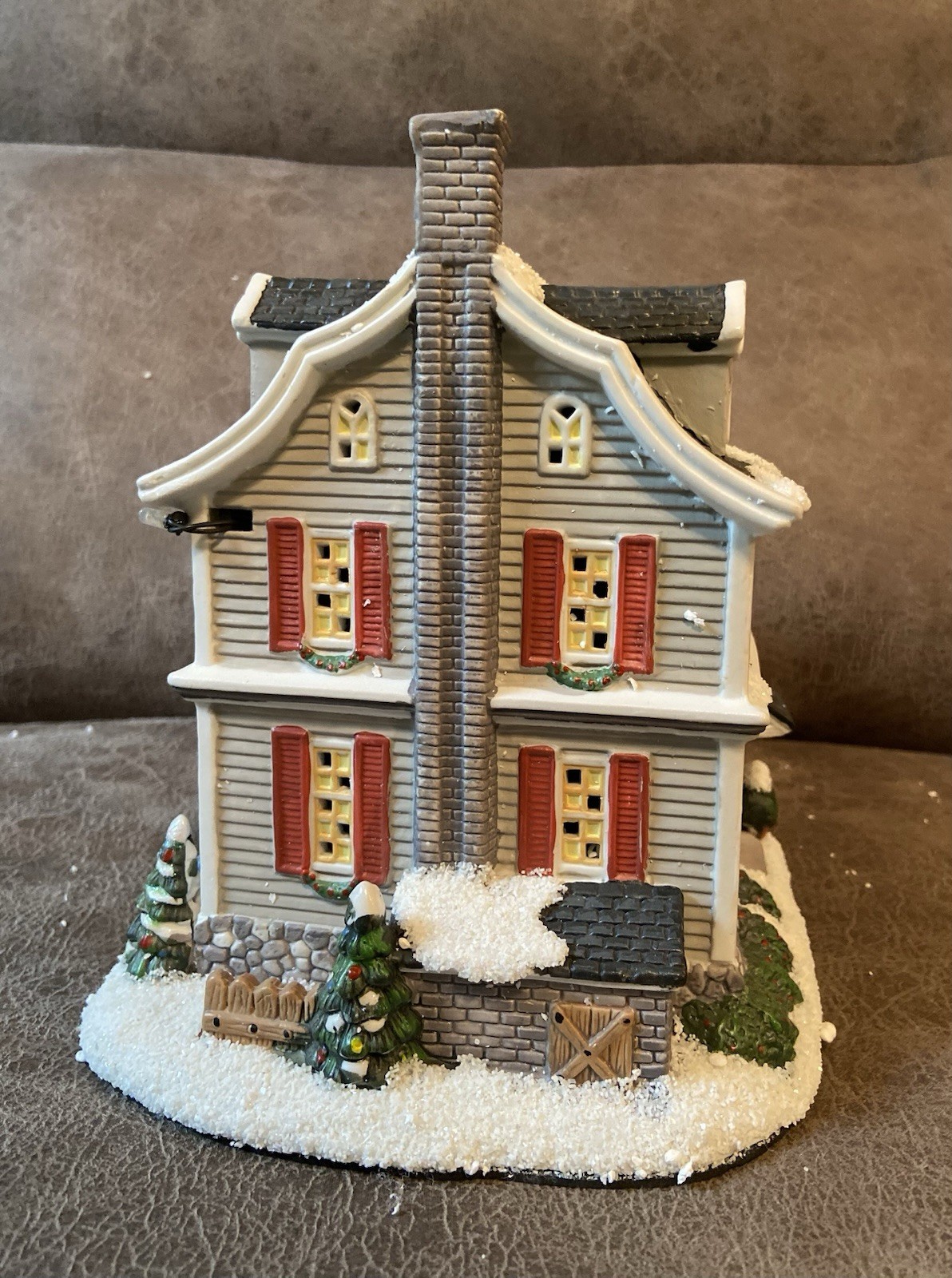 St. Nicholas Square Christmas Village 2007 New England Home Illuminated with Box