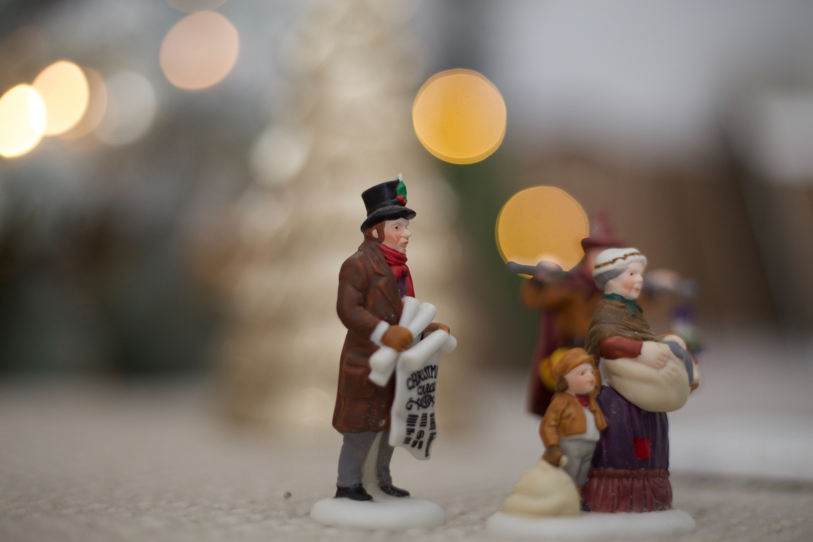 Dept 56 Dickens Village RETIRED Market Lot Bakers Bread Bird Seller (8)