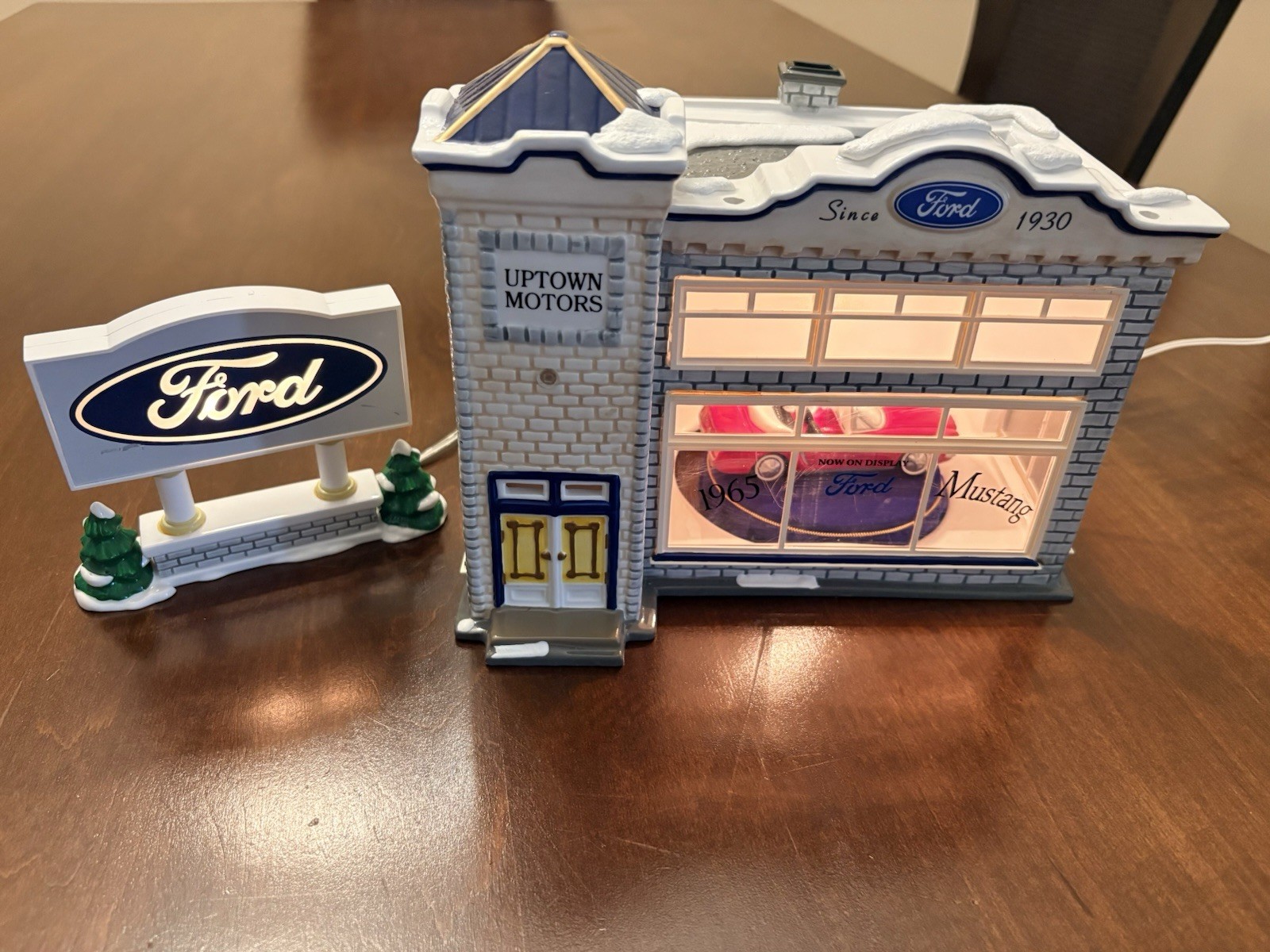 Dept 56 Snow Village Uptown Motors Ford Dealership 54941 – Lights Up, Read”.