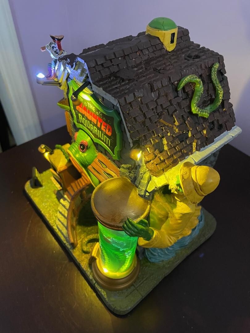 Lemax Spooky Town “Haunted Aquarium” Brand New- Lighted Village Collectible
