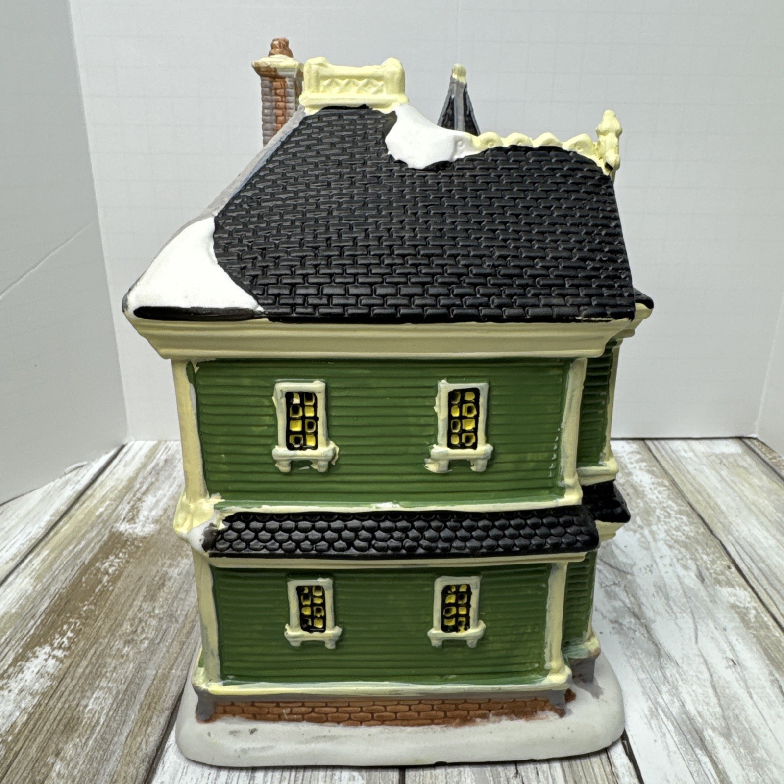 Holiday inspirations Town Series Cliffside Lighted House 2007
