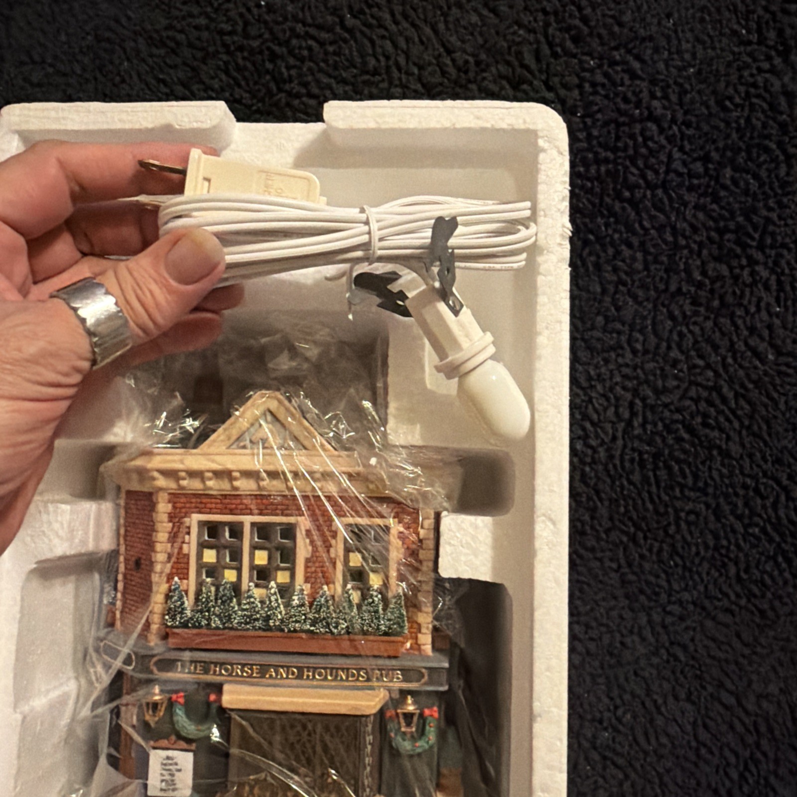 Dept 56 The Horse and Hounds Pub, 58340 Dickens Village New In Box