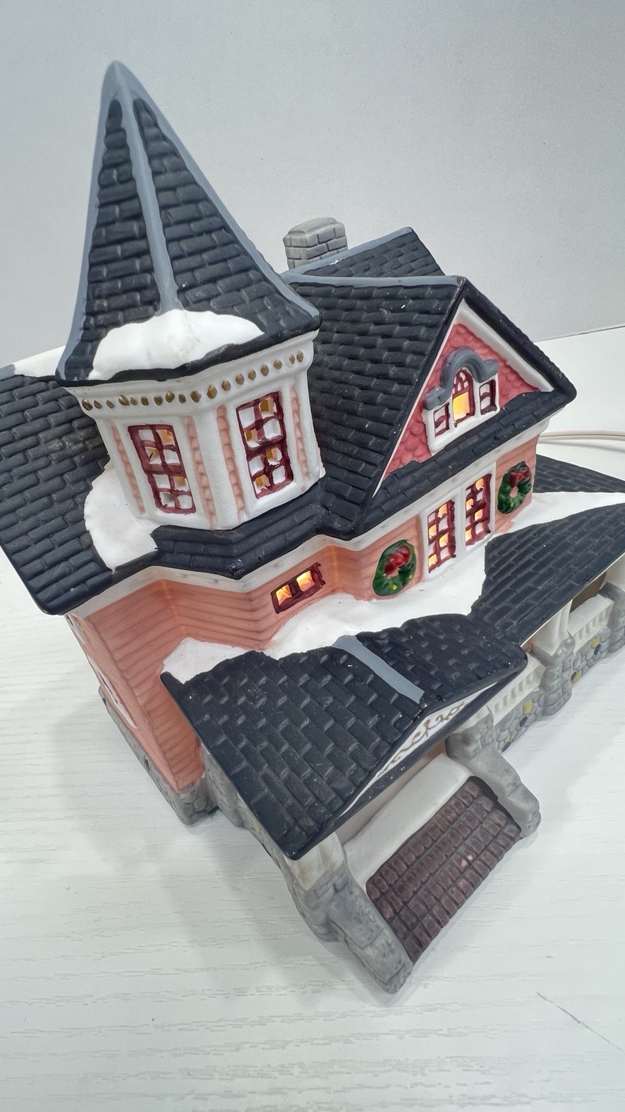 Heartland Valley Village “Pink Lady Farmhouse” Lighted House With Cord Excellent