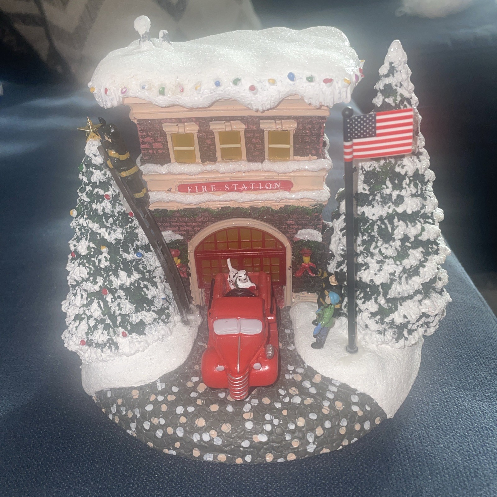 Thomas Kinkade 2019 A First Responder’s Christmas Painters of Light Lighted Xmas