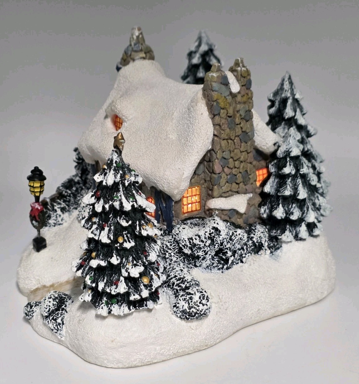 Thomas Kinkade “Stonehearth Hutch” Teleflora Lighted Christmas Cottage Village