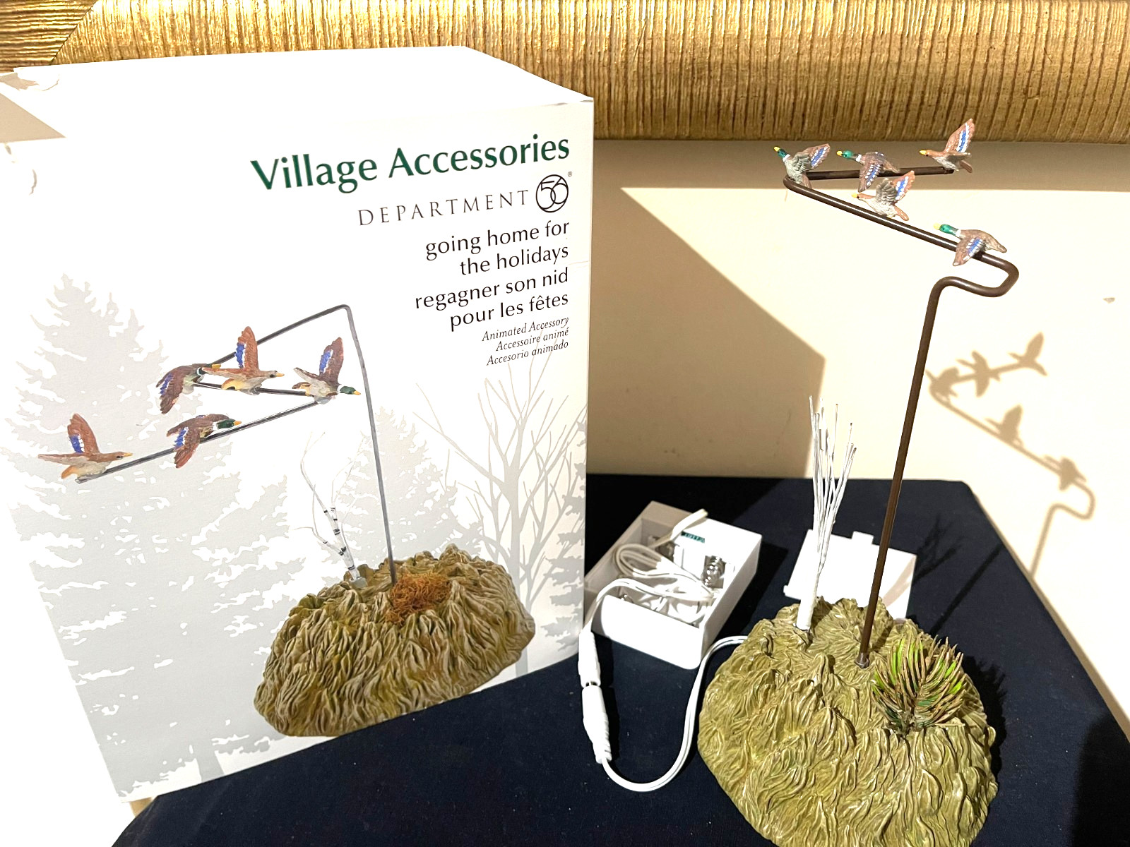 DEPT 56 VILLAGE ACCESSORY GOING HOME FOR THE HOLIDAYS HAS BOX