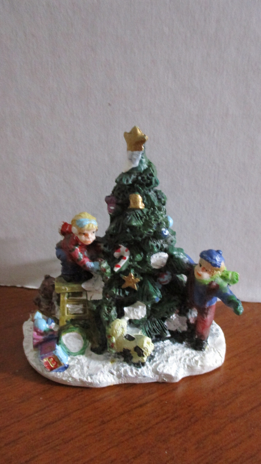 3″ CHILDREN DECORATING A CHRISTMAS TREE Christmas Village House Accessory