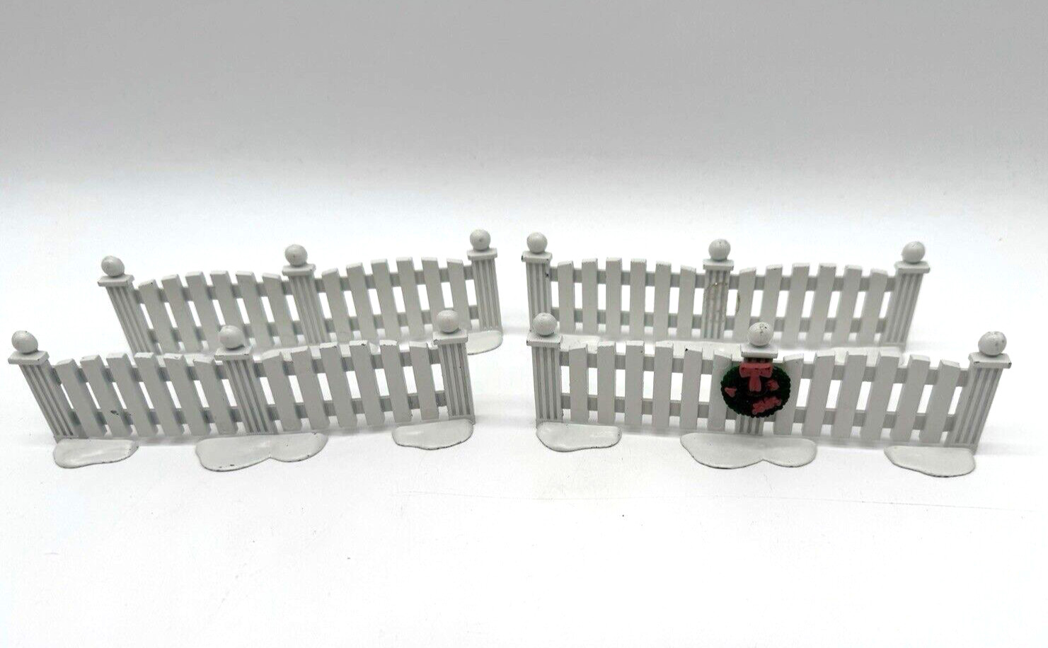 Department 56 White Picket Fences With 1 Wreath – 4 Fences – Christmas Villages!