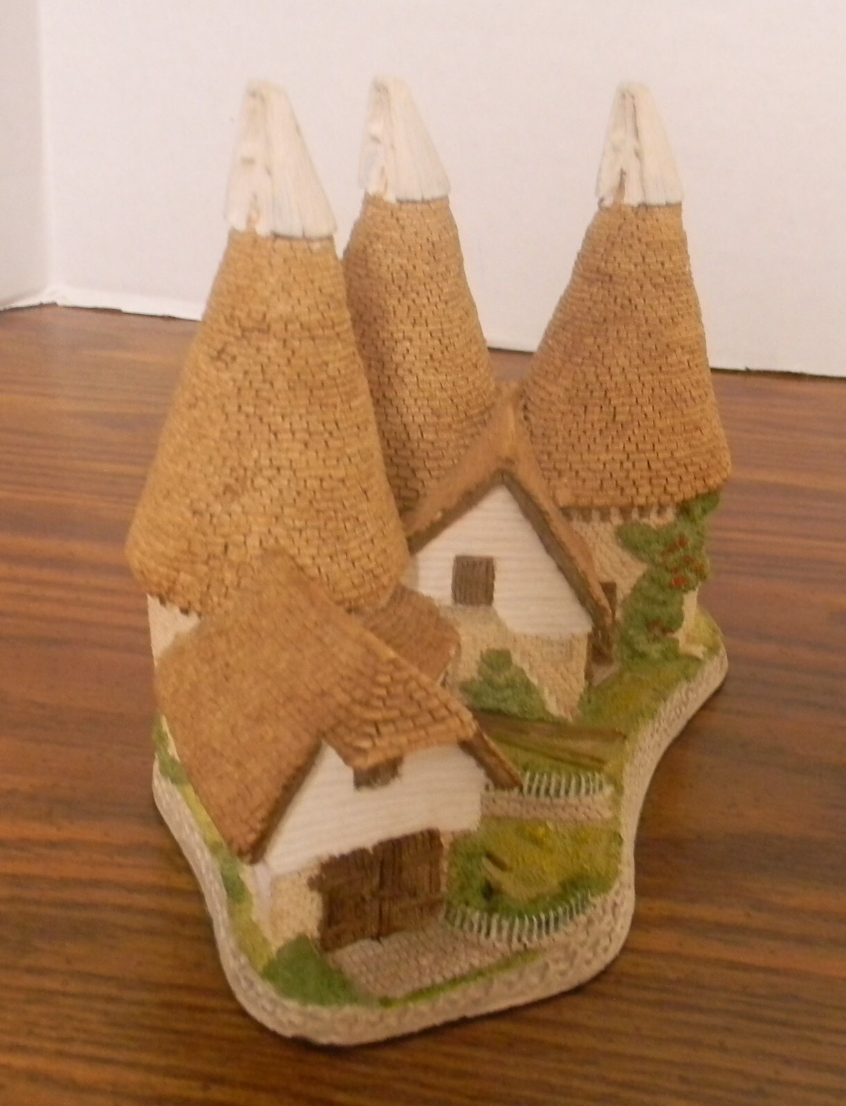 David Winter Cottages Triple Oast w COA & Box 5.75″x7.25″x4.5″