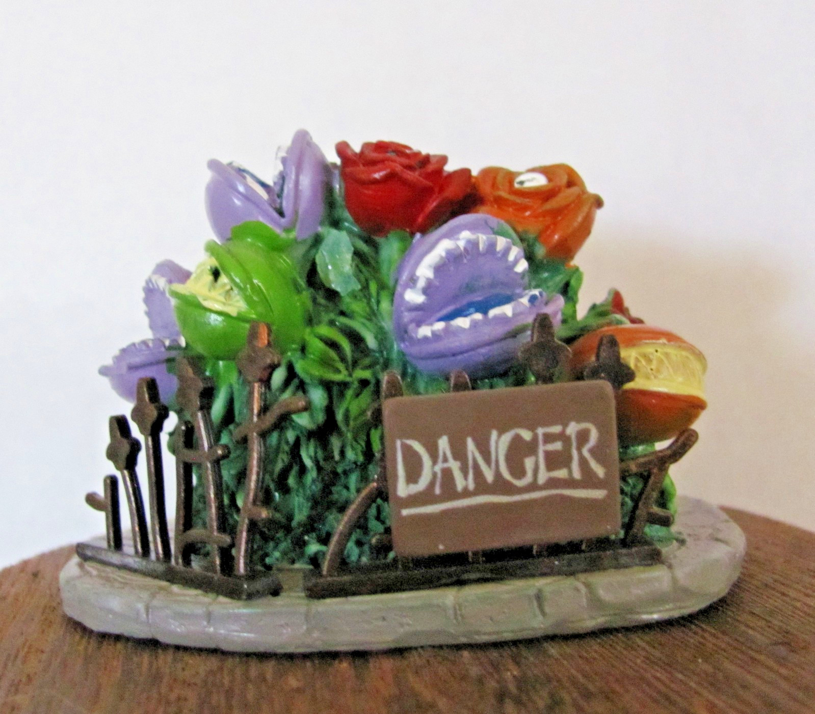Lemax Spooky Town Accessory – Fearsome Flowers #24947