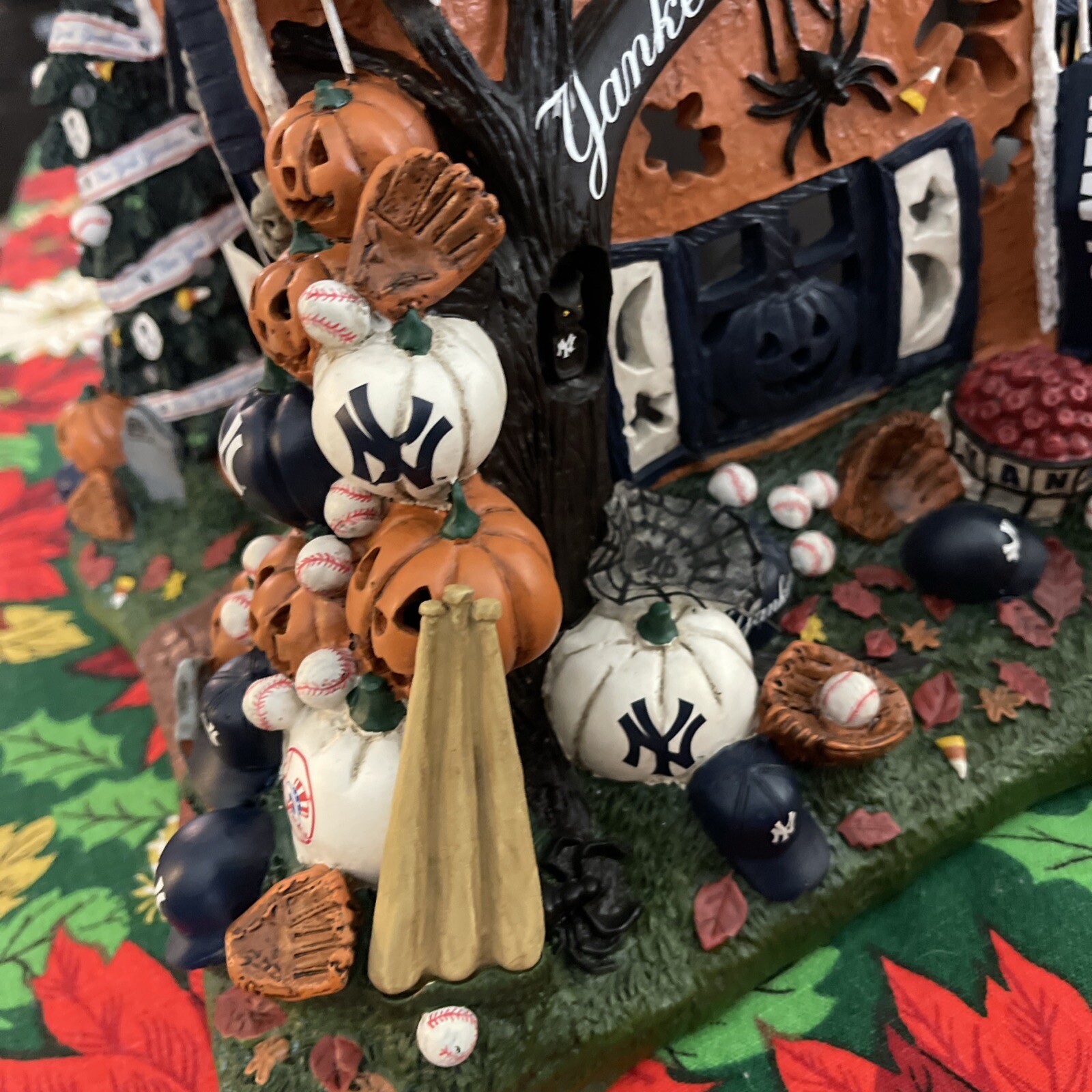 Rare Danbury Mint Haunted Halloween Lighted New York Yankees Welcome House MINT