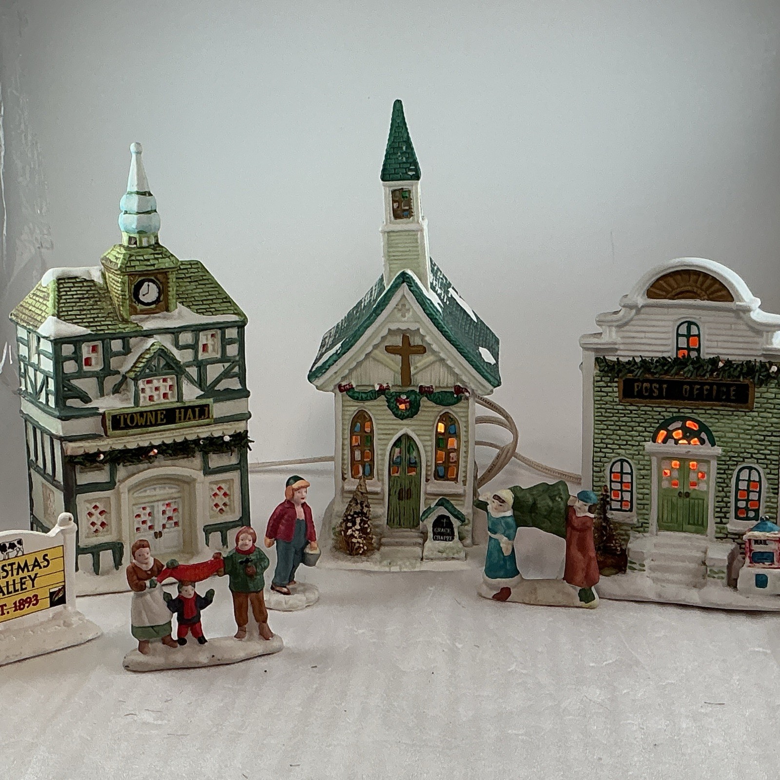 Vintage Seasonal Specialties A DOWNTOWN CHRISTMAS Lighted Winter Village Valley