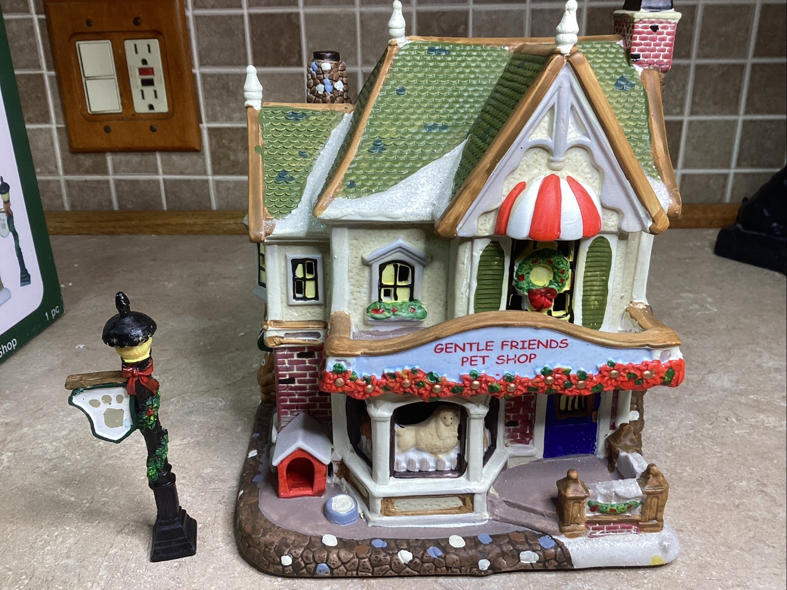 HOLIDAY INSPIRATIONS – GENTLE FRIENDS PET SHOP -CHRISTMAS HOUSE-W/ Light Cord