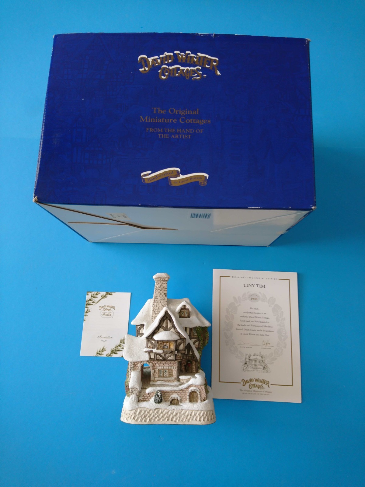 TINY TIM – DAVID WINTER COTTAGES (5″ x 4.5″ x 8″) IN ORIGINAL BOX AND COA (1995)