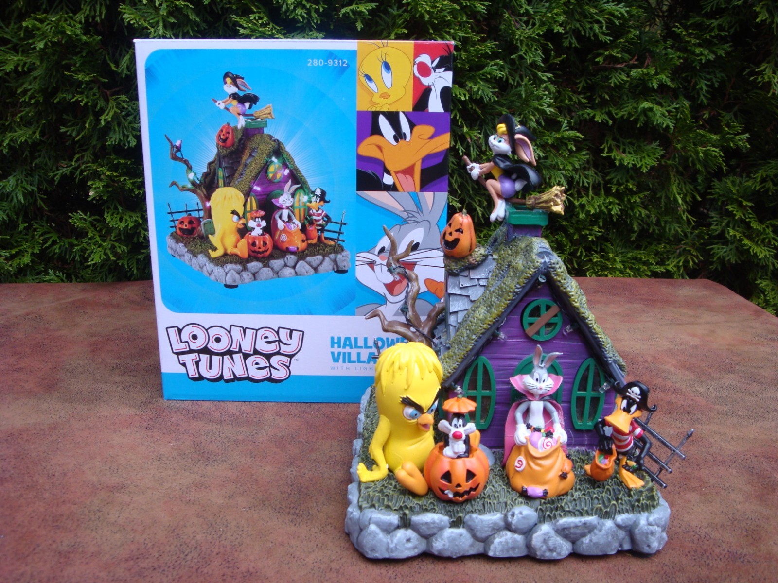 Looney Tunes Halloween Village with Light and Music by Warner Brothers