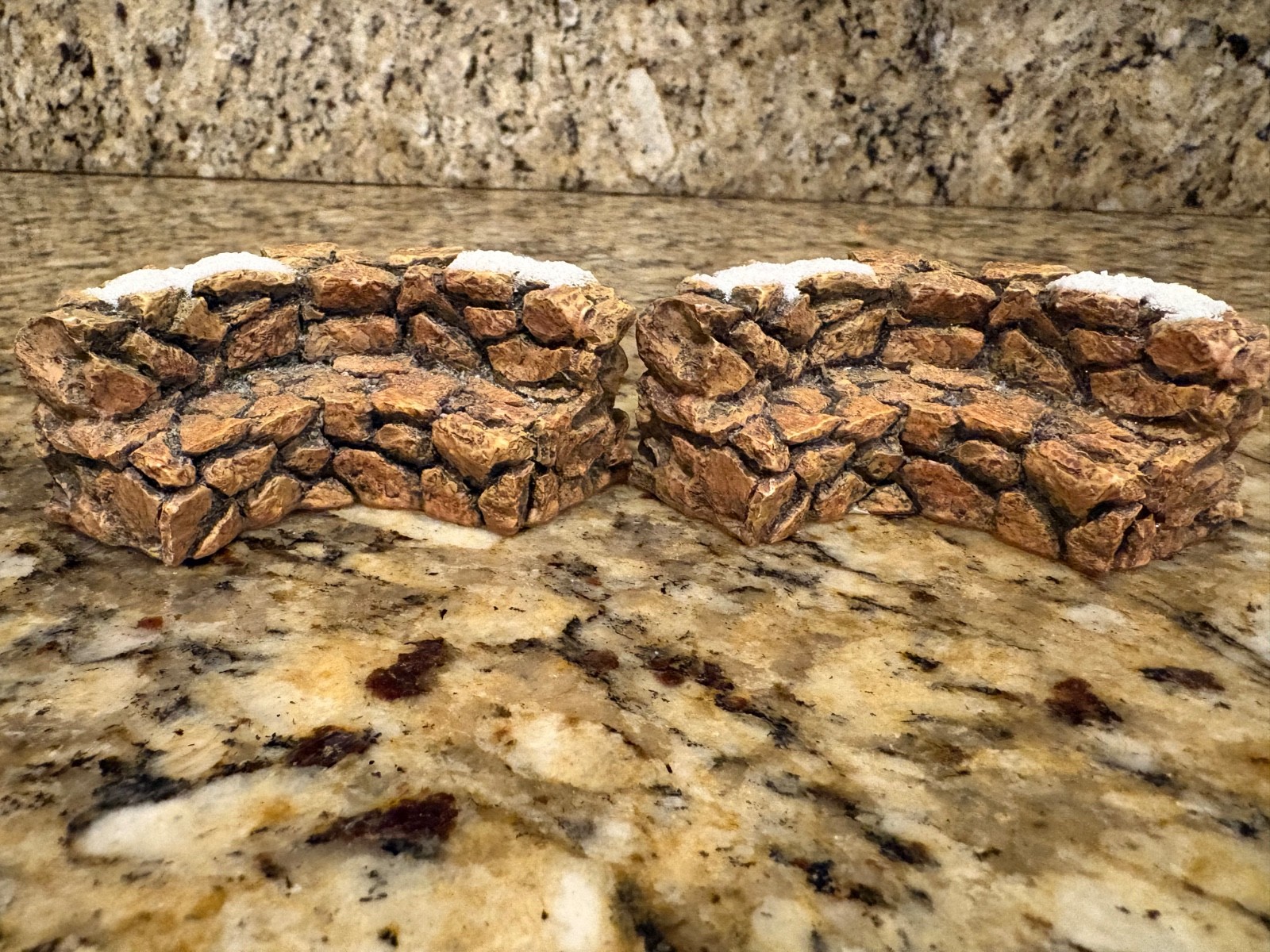 DEPT.56 VILLAGE STONE CURVED WALL/BENCH #52650 SET OF 2