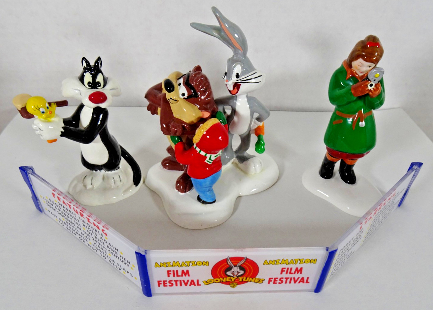RETIRED 1999-2001 Dept 56 Snow Village Looney Tunes Animation Film Festival EUC