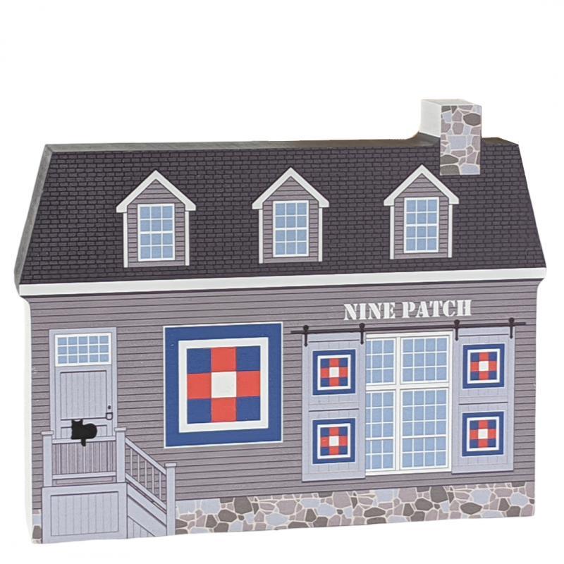 Cat’s Meow Village Nine Patch Quilt Workshop Barn #20-514 NEW Shipping Discs