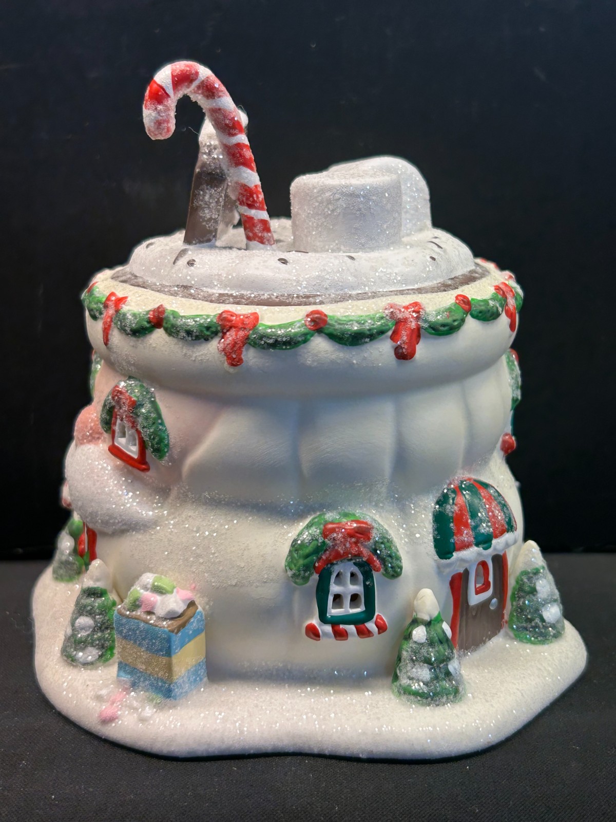 🎅 Dept 56 #4020207 Santa’s Hot Cocoa Café” North Pole Series Sweet Shop