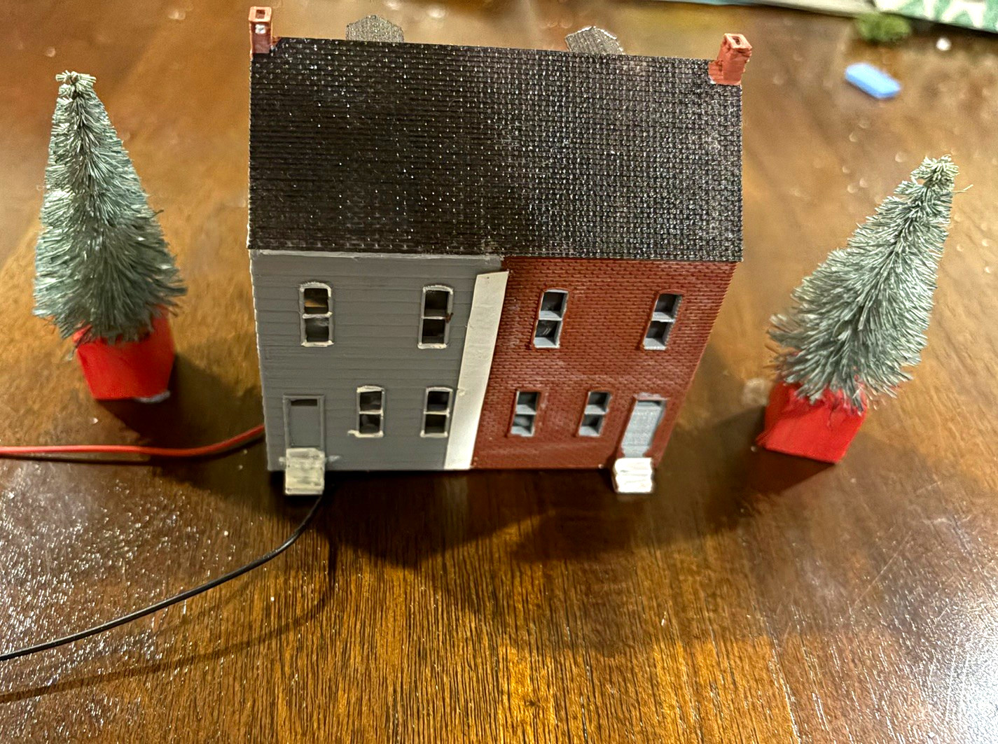 N gauge Society Hill House Decor w/ 2 Bottle Brush Trees, Gray Red, 3D Effect