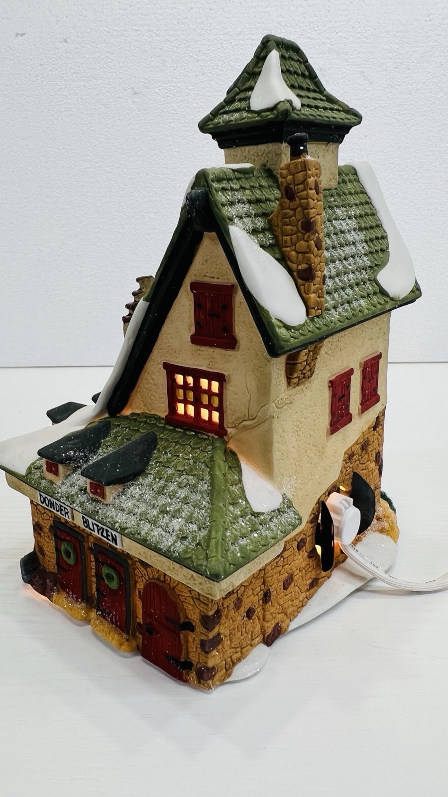 Dept 56 North Pole Series “ Reindeer Barn” Retired 1990 Excellent Condition !