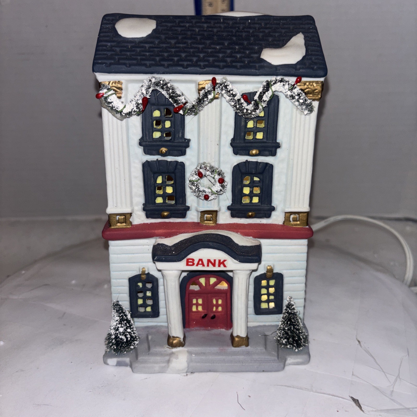 Vintage Noma Dickensville 1995 Christmas Village Porcelain Lighted Bank House