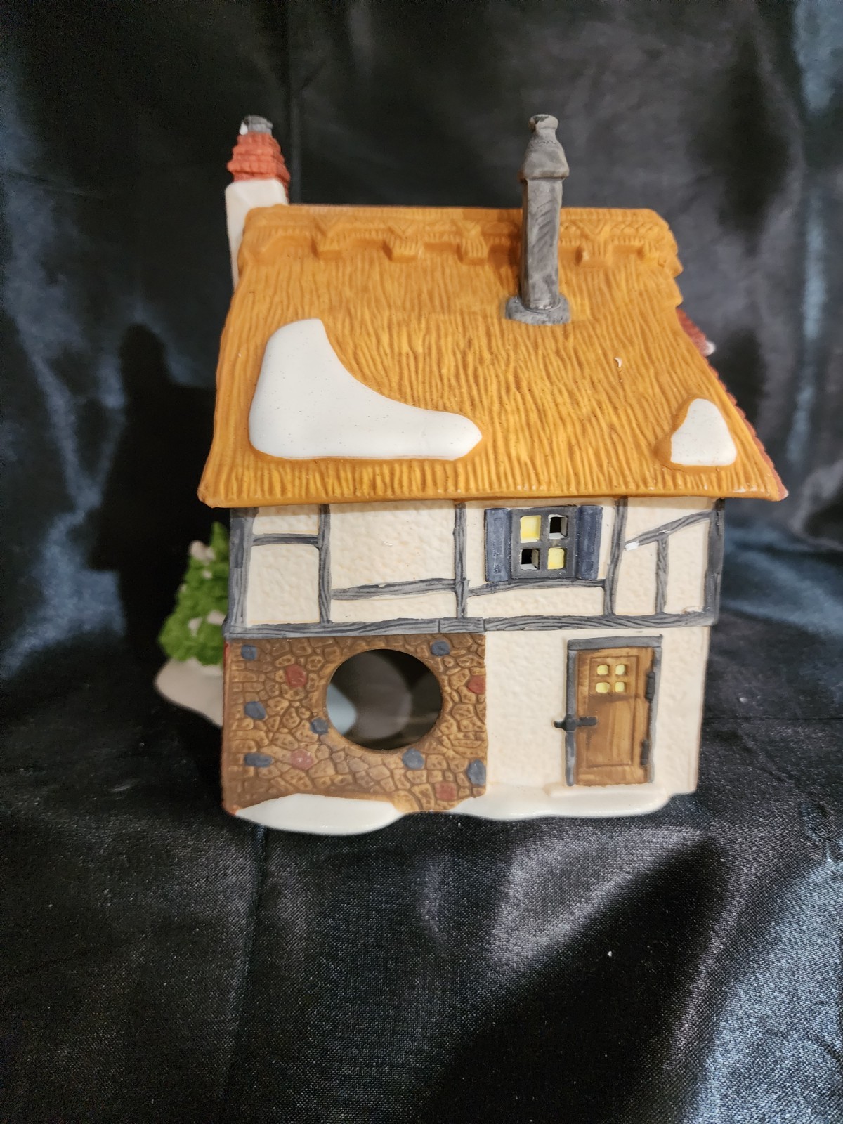 Dept 56 “David Copperfield Betsy Trotwood’s Cottage” #5550-6 READ