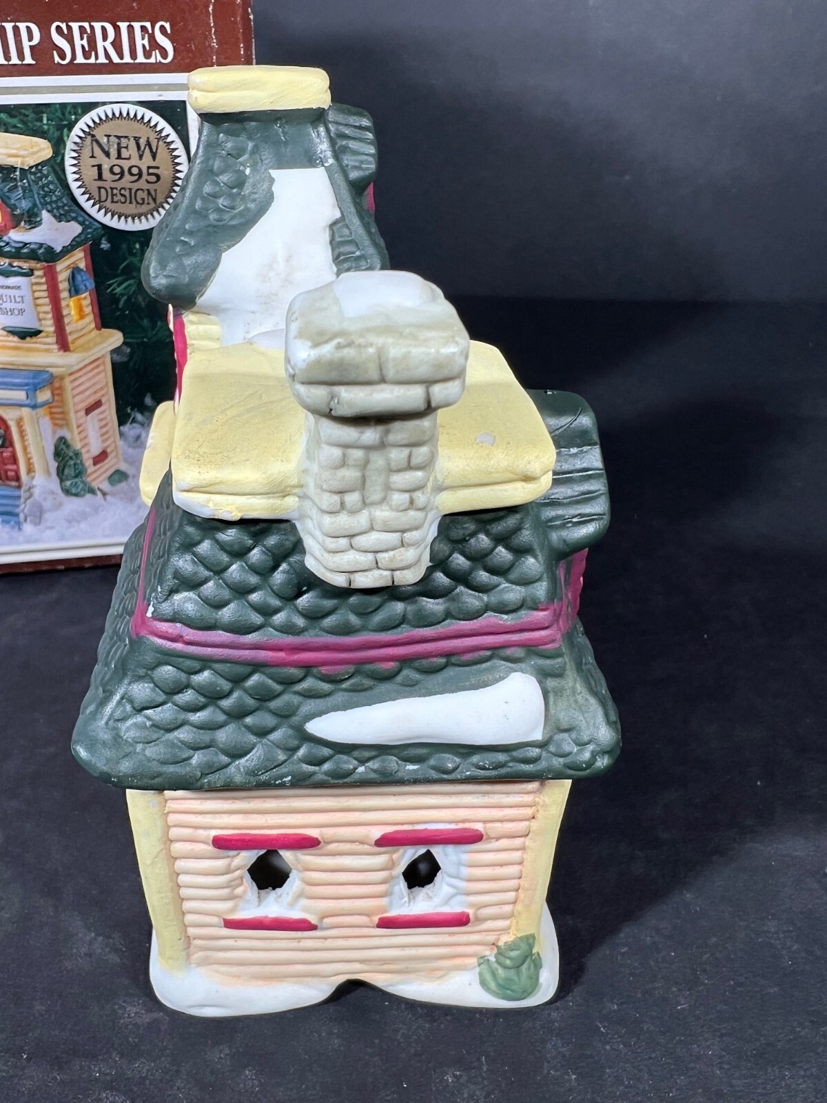 1995 Christmas Dickens Collectables Village Quilt Shop 4.5″ Tall 304-0680 in Box