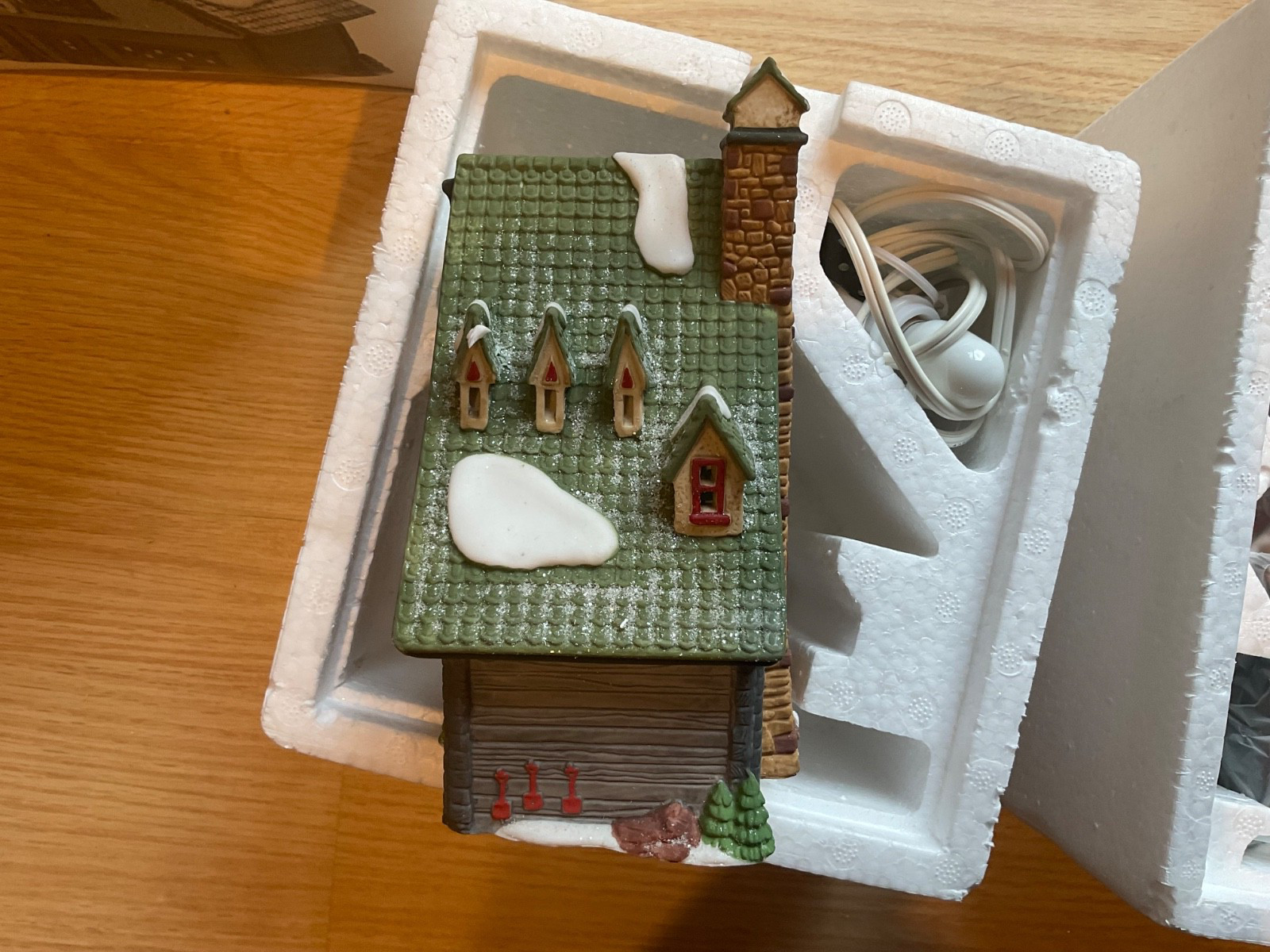 Lot of 2 Dept 56 North Pole Pieces Elf Snow Cone Works & Elf Bunkhouse Free Ship