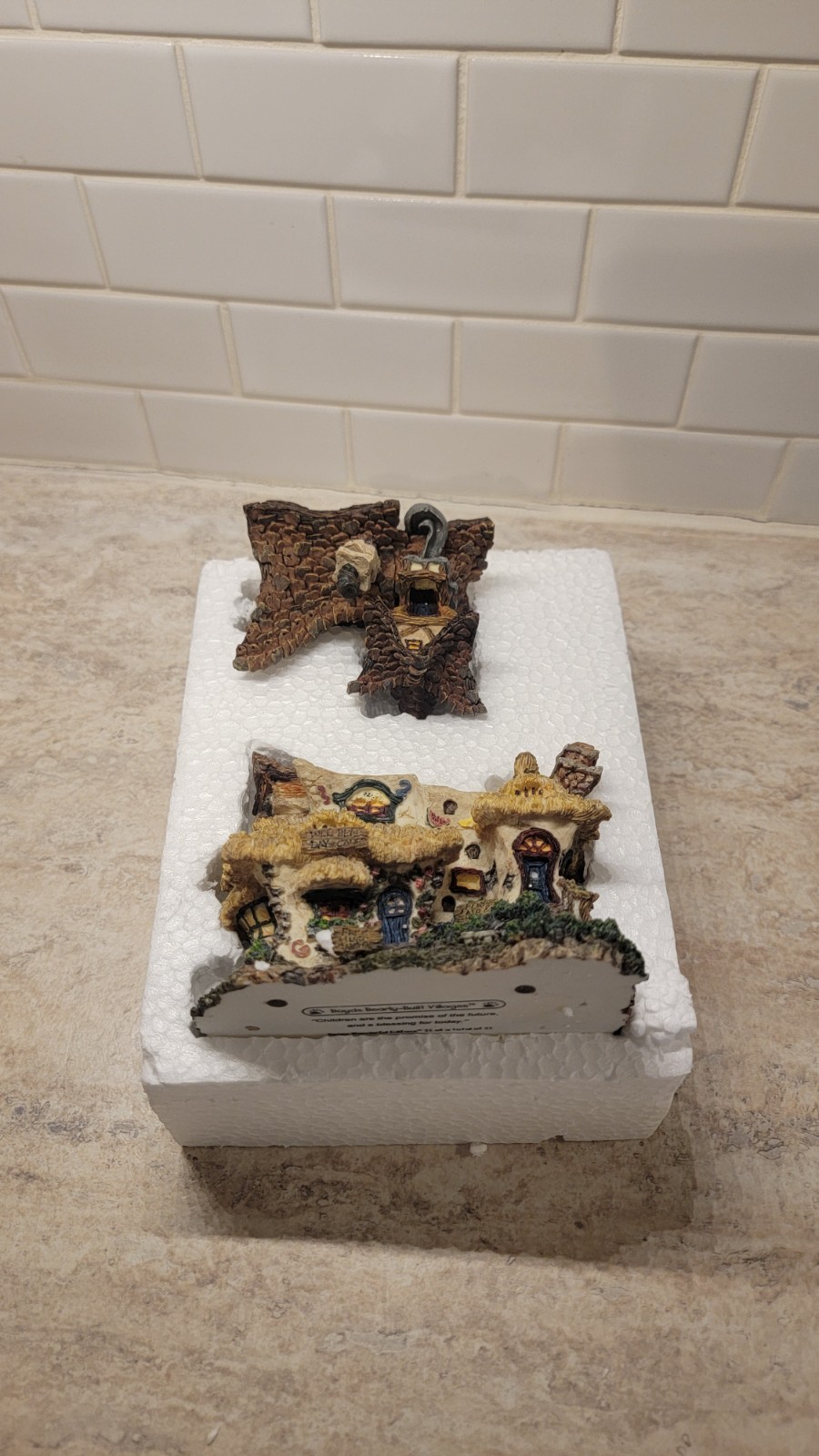 Boyds Bearly-Built Villages Daycare Center House with Bear Figurines. 2001.