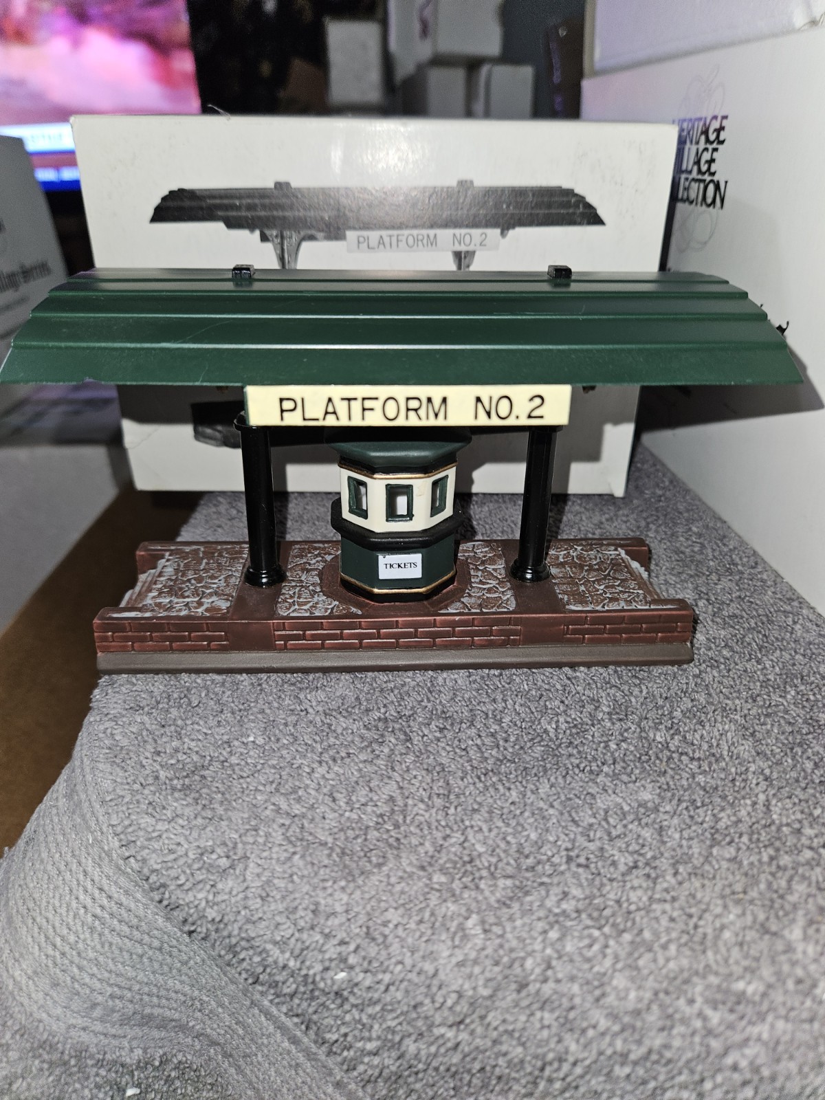 Department 56 Heritage Village Collection Victoria Station Train Platform 5575-1