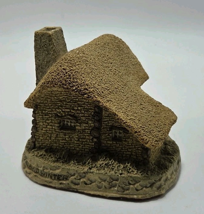 David Winter Moorland Cottage Miniature House Village Building Collectible