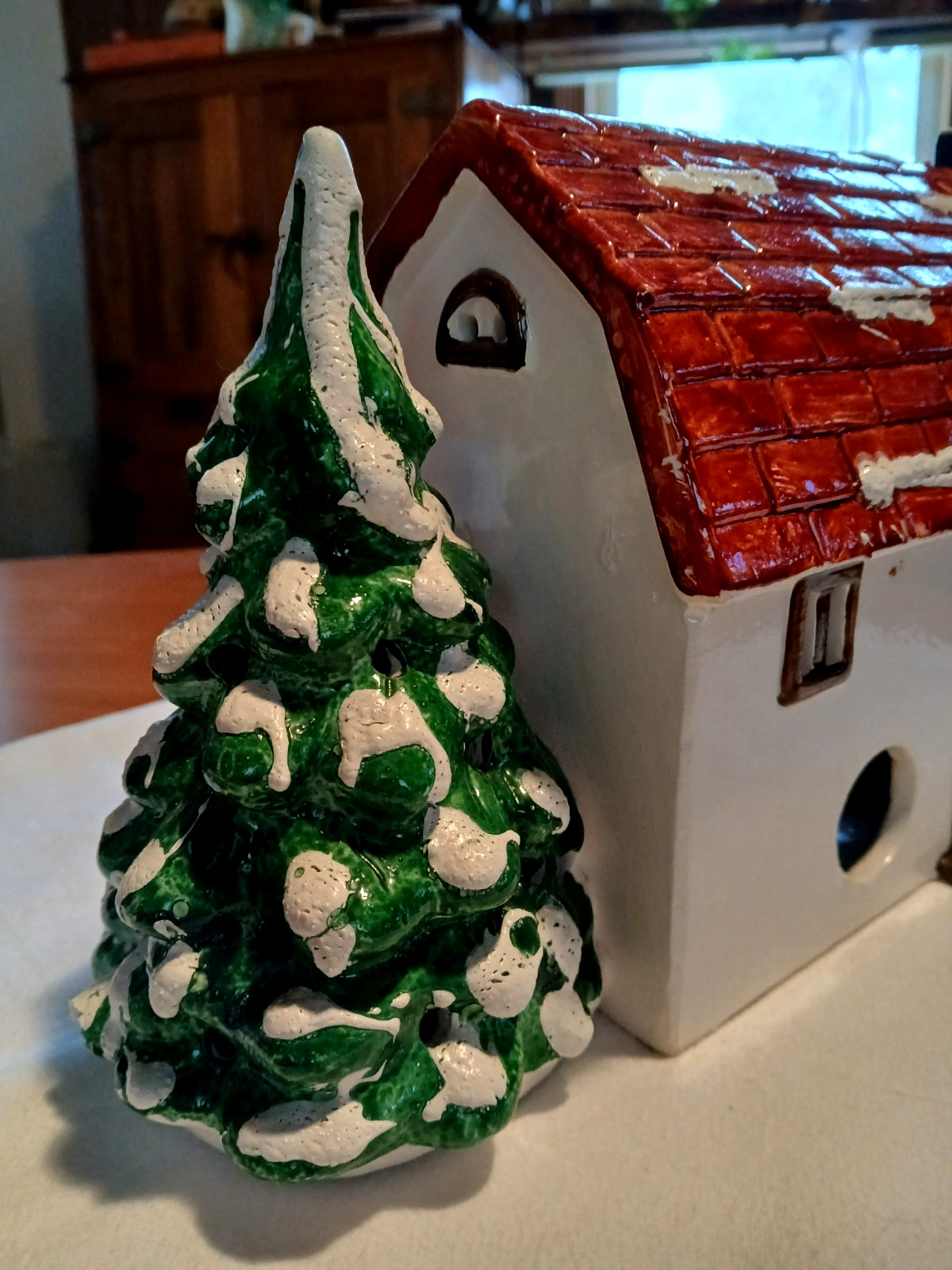 1980 Dept 56 Colonial Farm House Showhouse Series. No Light Cord or Box. Nice!!