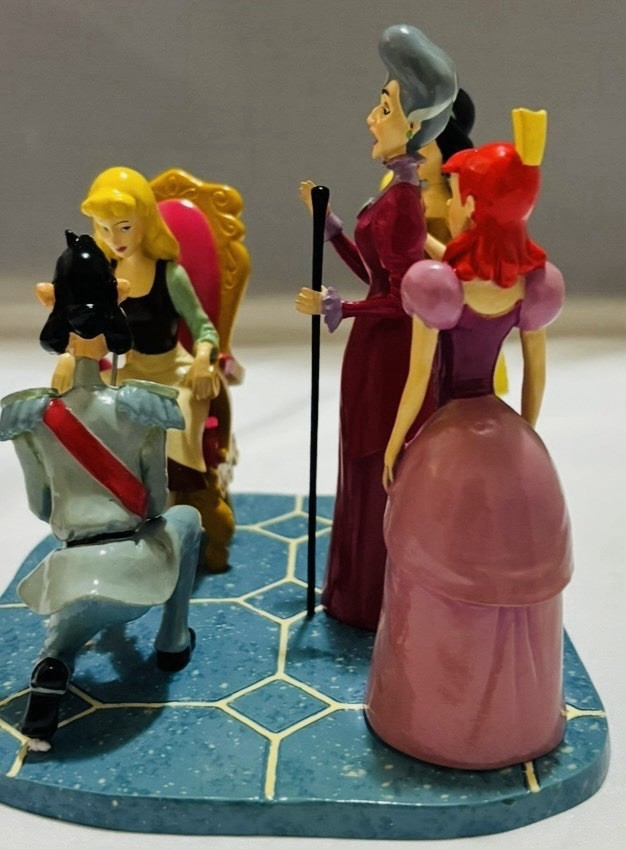 DISNEY – Department 56 – Cinderella “The Glass Slipper Fits” Box