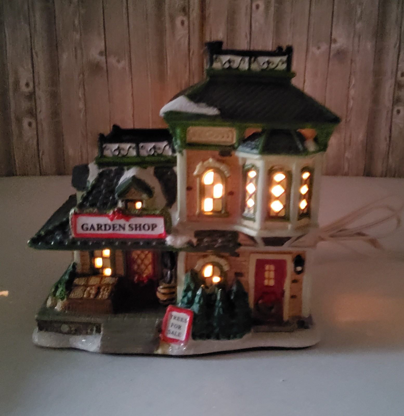 HOLIDAY INSPIRATIONS “GARDEN SHOP” LIGHT UP PORCELAIN CHRISTMAS HOUSE W/BOX