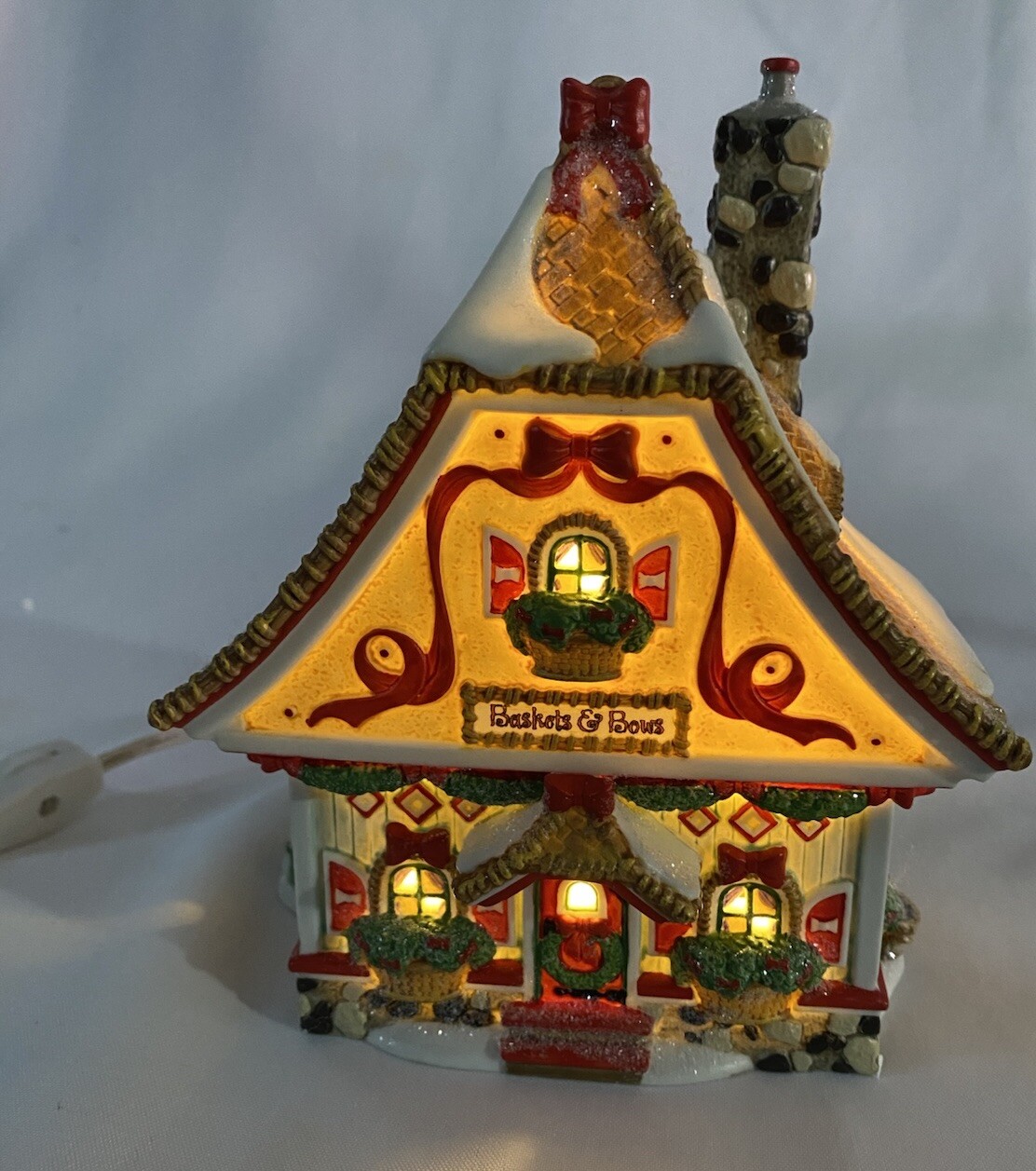 Dept 56 North Pole Baskets And Bows #808925 Red House Sale Business Light Up