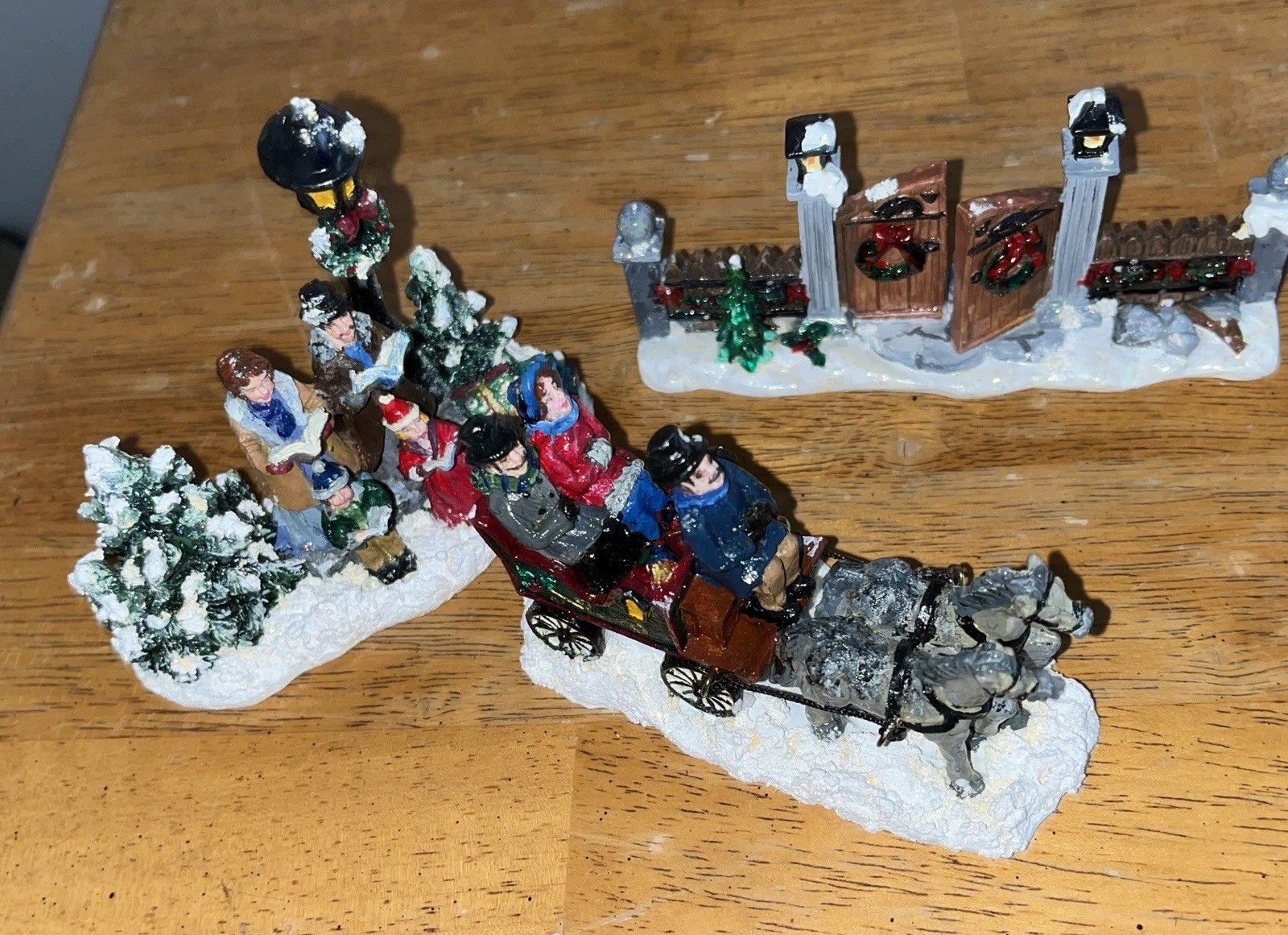christmas village-Gate/Fence, Carolers’, 2- Horse Carriage St. N Square,